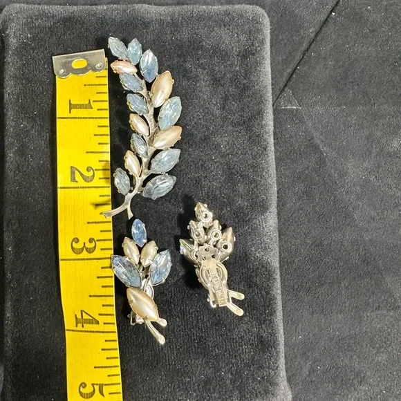 Vtg: signed BEAU JEWELS Faux Pearl & Powder Blue Rhinestone Brooch & Earring Set - Picture 6 of 6
